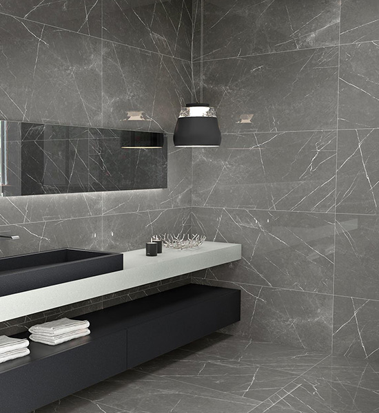 azulejos modernos en gris en baño de diseño que combina color blanco y antracita