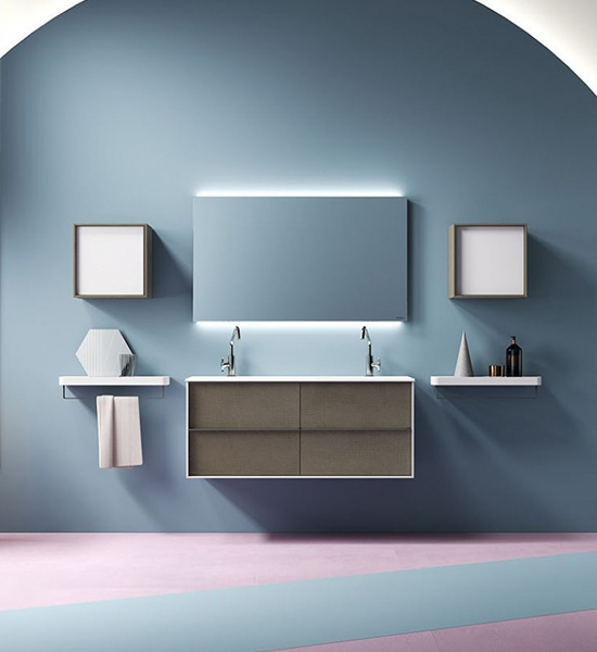 baño de diseño con mueble suspendido y baldas a ambos lados con gran espejo retroiluminado